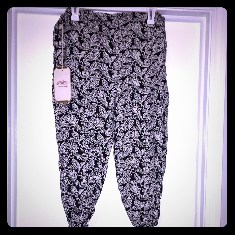 New One 5 One Paisley White and Navy Blue Capris M